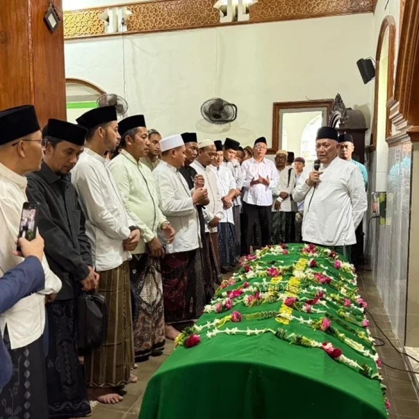 Ketua Umum PBNU Pimpin Shalat Jenazah Nyai Hj Machfudhoh Aly Ubaid di Tambakberas