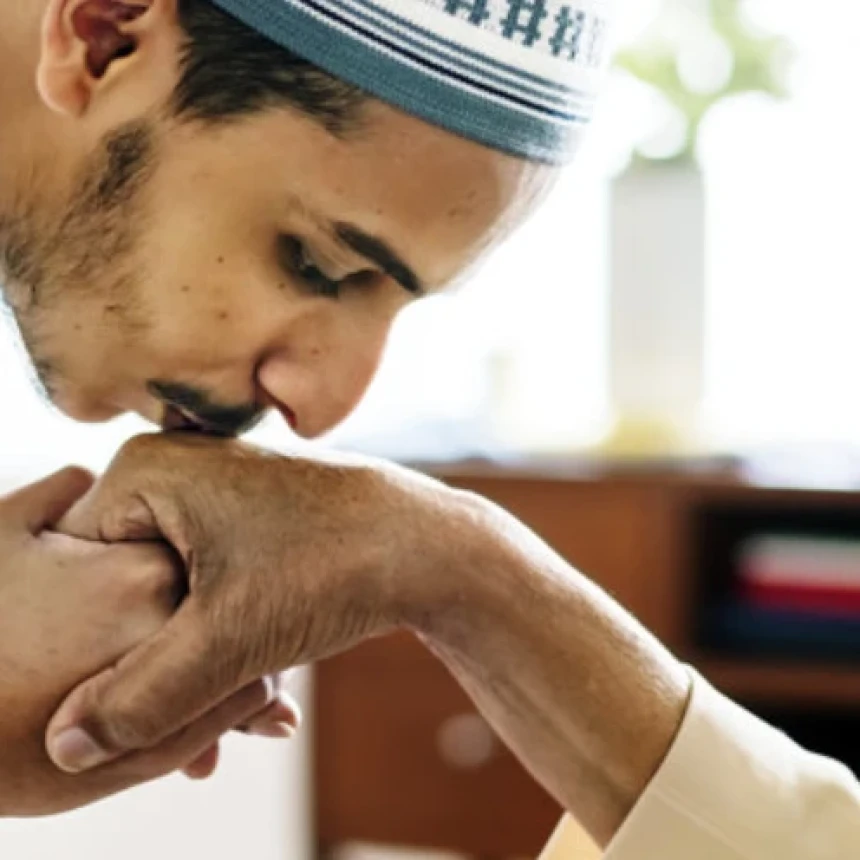 Khutbah Jumat: Anjuran Berbakti kepada Orang Tua dalam Islam  