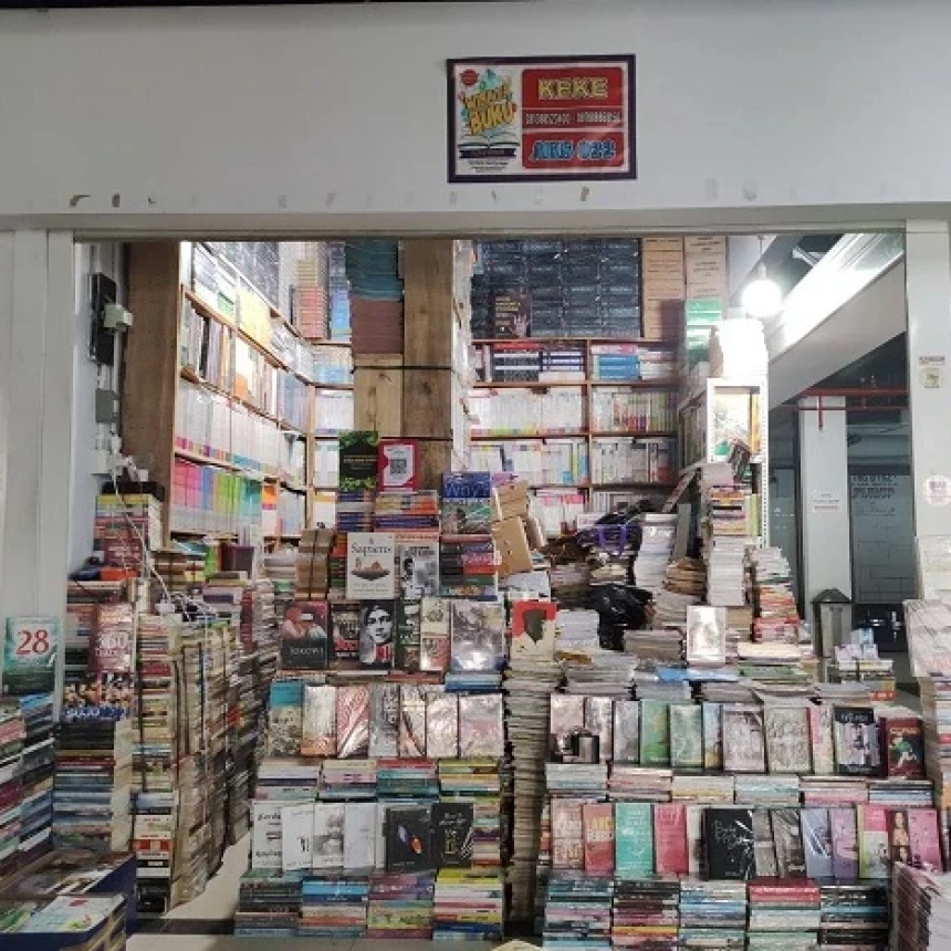 Nasib Toko Buku di Pasar Kenari: Sepi Pembeli, Mati Segan Hidup pun Tak Mau