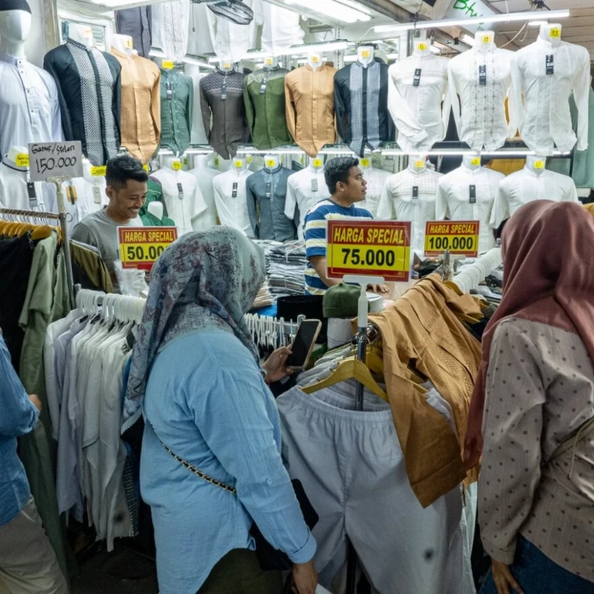 Pasar Tanah Abang Ramai Pengunjung Jelang Lebaran, Kios Busana Muslim Banyak Diburu