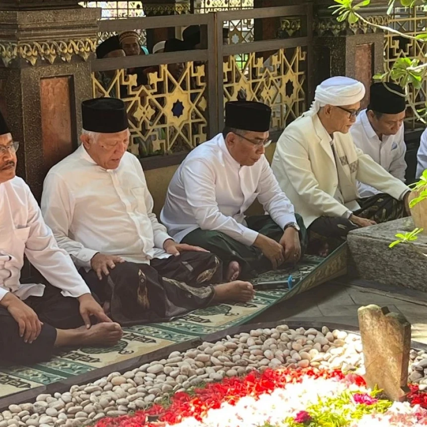 Pengurus PBNU Ziarahi Makam KH Hasyim Asy'ari di Hari Santri