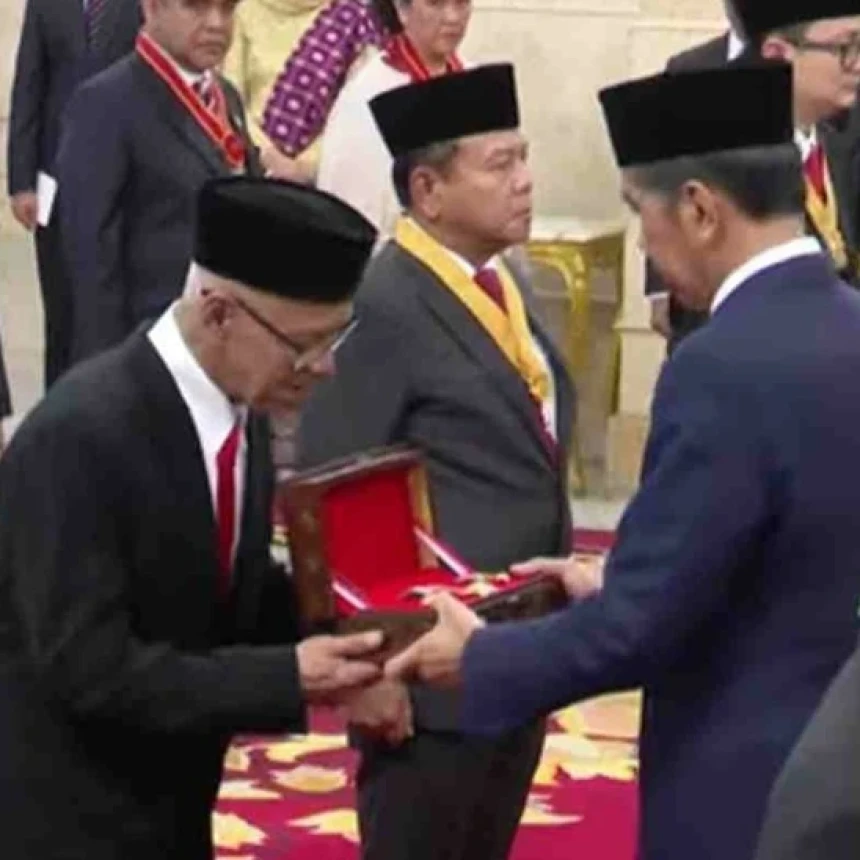 Pencipta Shalawat Badar Terima Bintang Budaya Parama Dharma dari Presiden Jokowi