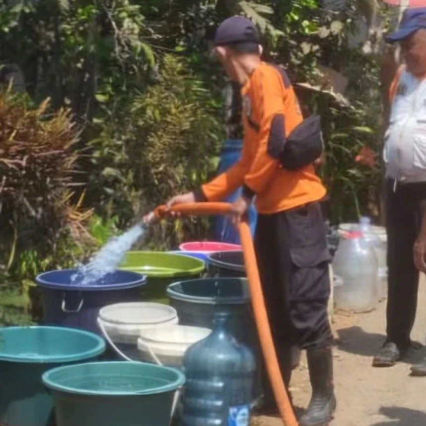 Banser Wonosobo Salurkan 1.000 Liter Air Bersih untuk Warga Wadaslintang Terdampak Kekeringan