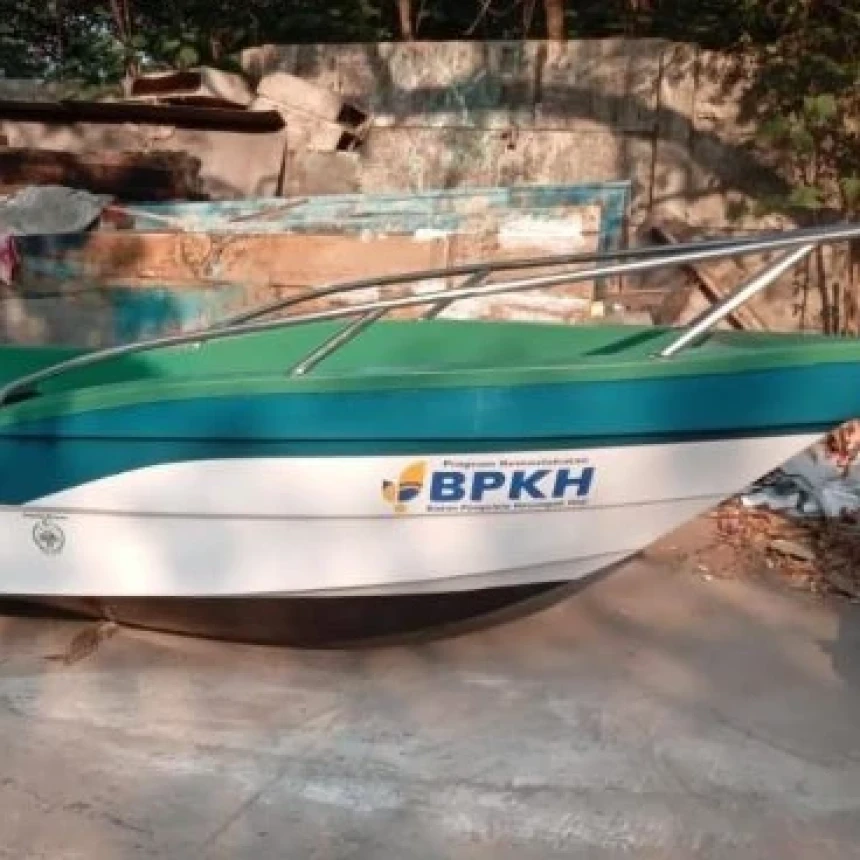 NU Care-LAZISNU dan BPKH Salurkan Perahu Nelayan untuk Pesantren di Aceh Besar