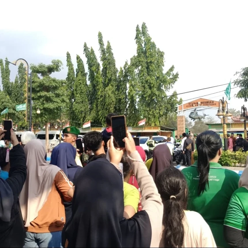 Warga Tunggu Kedatangan Presiden yang Mendarat di Stadion Merdeka