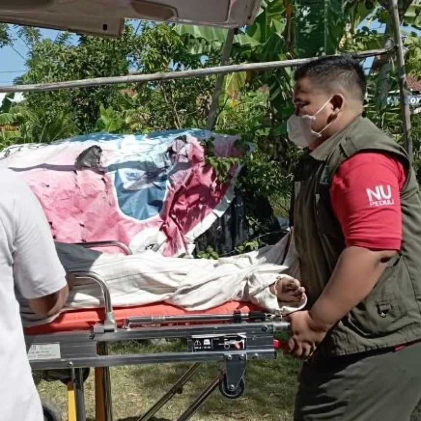 Inisiatif Relawan Ambulans LAZISNU Cilacap Evakuasi Korban Kecelakaan Lalu Lintas