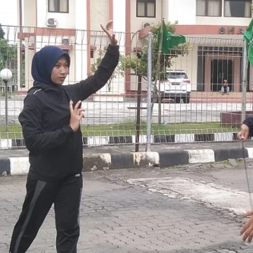 Teriknya Solo Tak Surutkan Kontingen Pencak Silat Putri Sumatera Selatan untuk Latihan