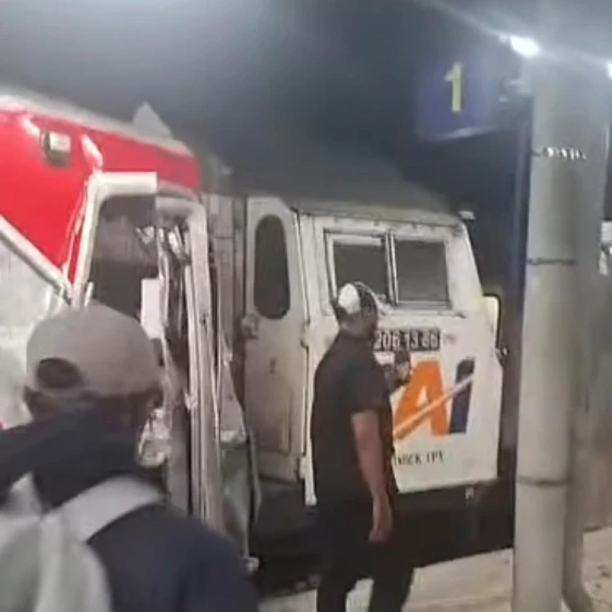 KA Jarak Jauh Tabrak KRL di Bekasi Timur, Gerbong Perempuan Ringsek