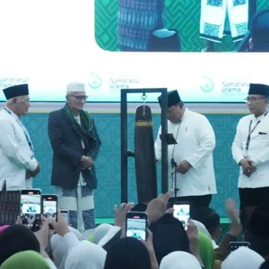 Pukul Kentongan, Presiden Prabowo Resmi Tutup Muktamar Ke-35 NU di Pesantren Tambakberas