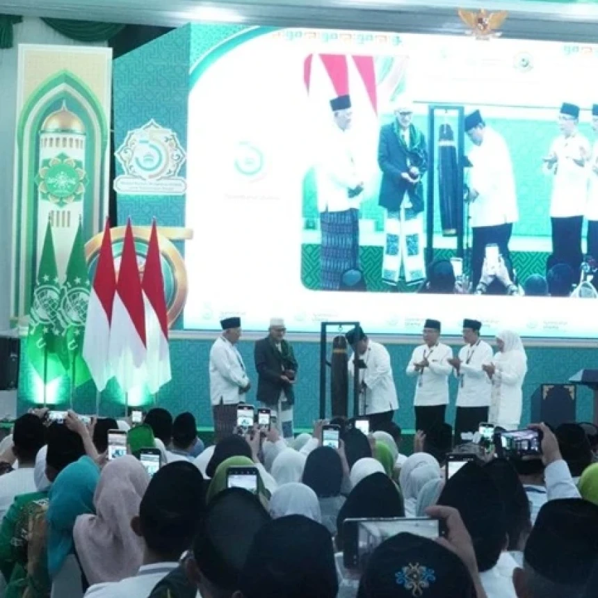 Pukul Kentongan, Presiden Prabowo Resmi Tutup Muktamar Ke-35 NU di Pesantren Tambakberas