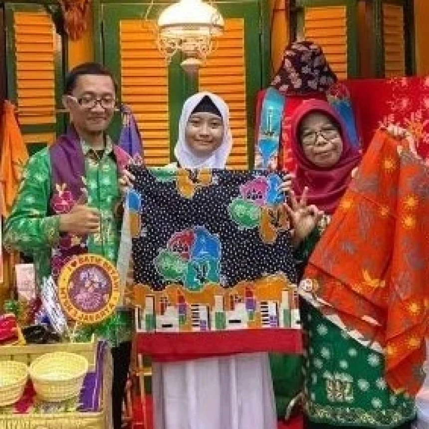 Siswi MTs N 3 Jakarta Pamerkan Batik Tulis Betawi di Ajang Myres 2022