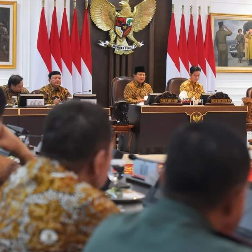 Sidang Kabinet Perdana, Prabowo Singgung Birokrasi Indonesia yang Sangat Berbelit