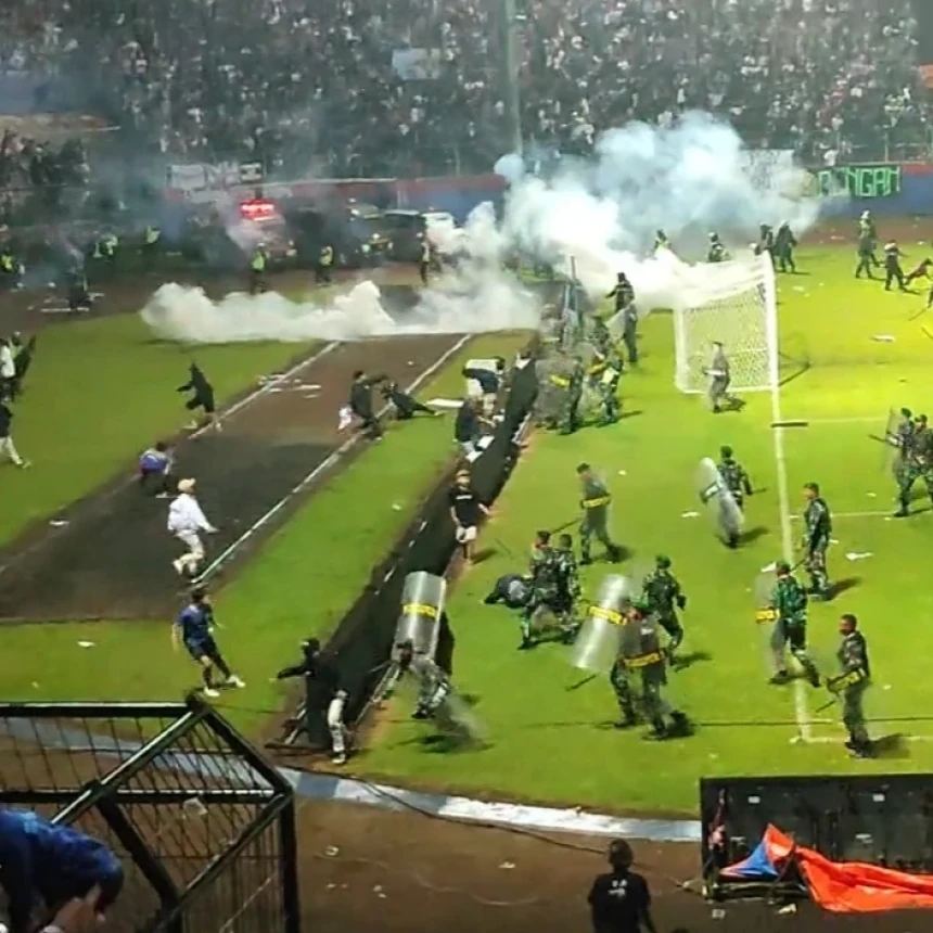 Kaleidoskop 2022: 135 Orang Suporter Meninggal di Stadion Kanjuruhan, Tragedi Sepak Bola Terbesar di RI