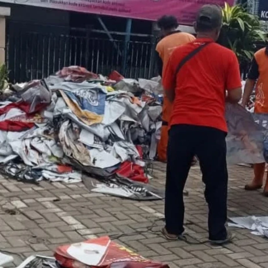Sampah APK Membludak, Petugas Butuh Setengah Hari untuk Membereskan