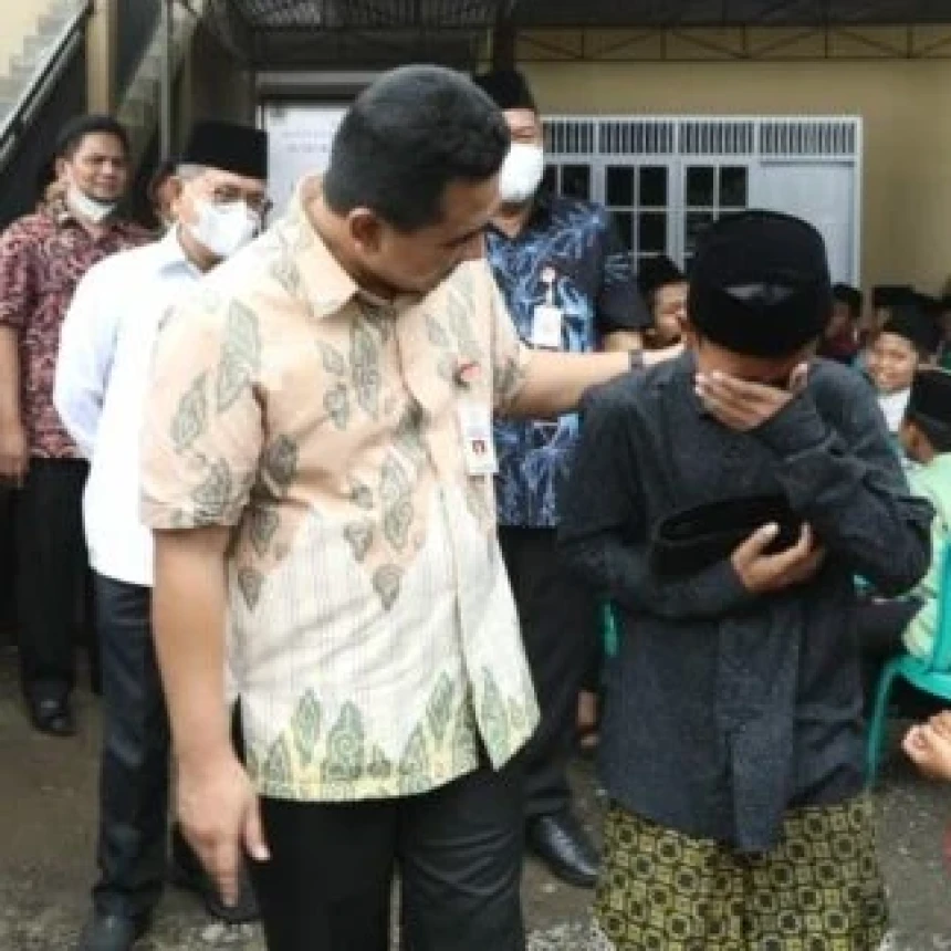 Video Mengharukan saat Gus Yasin Berikan Pecinya kepada Seorang Santri 