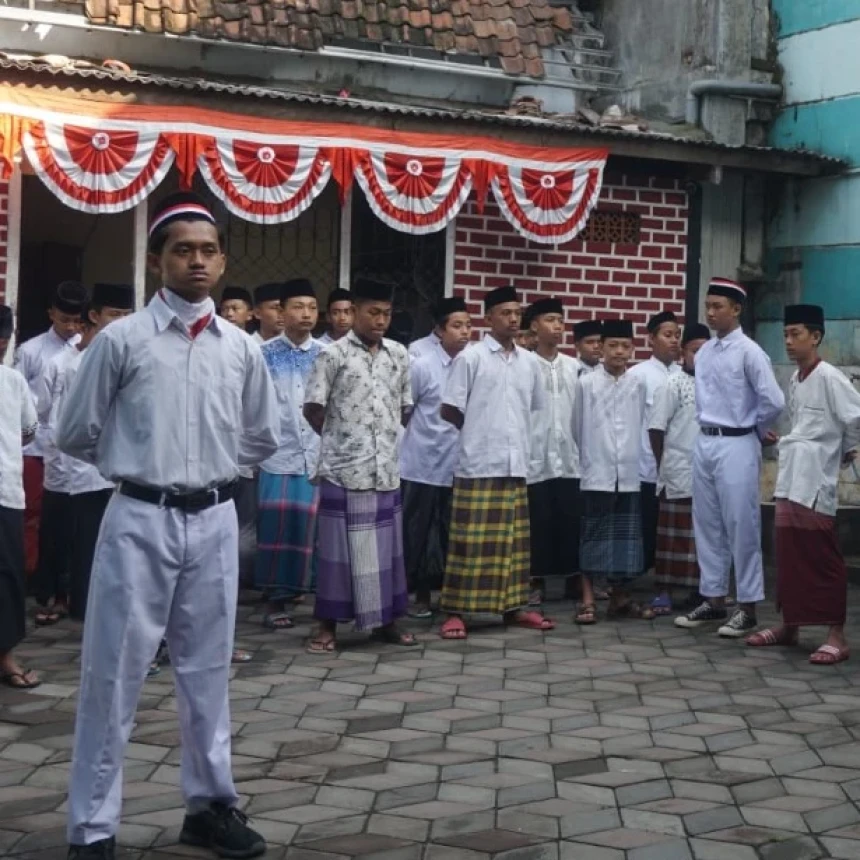 Upacara di Pesantren Bahrul Ulum Jombang, Santri Diingatkan Perjuangan Ulama