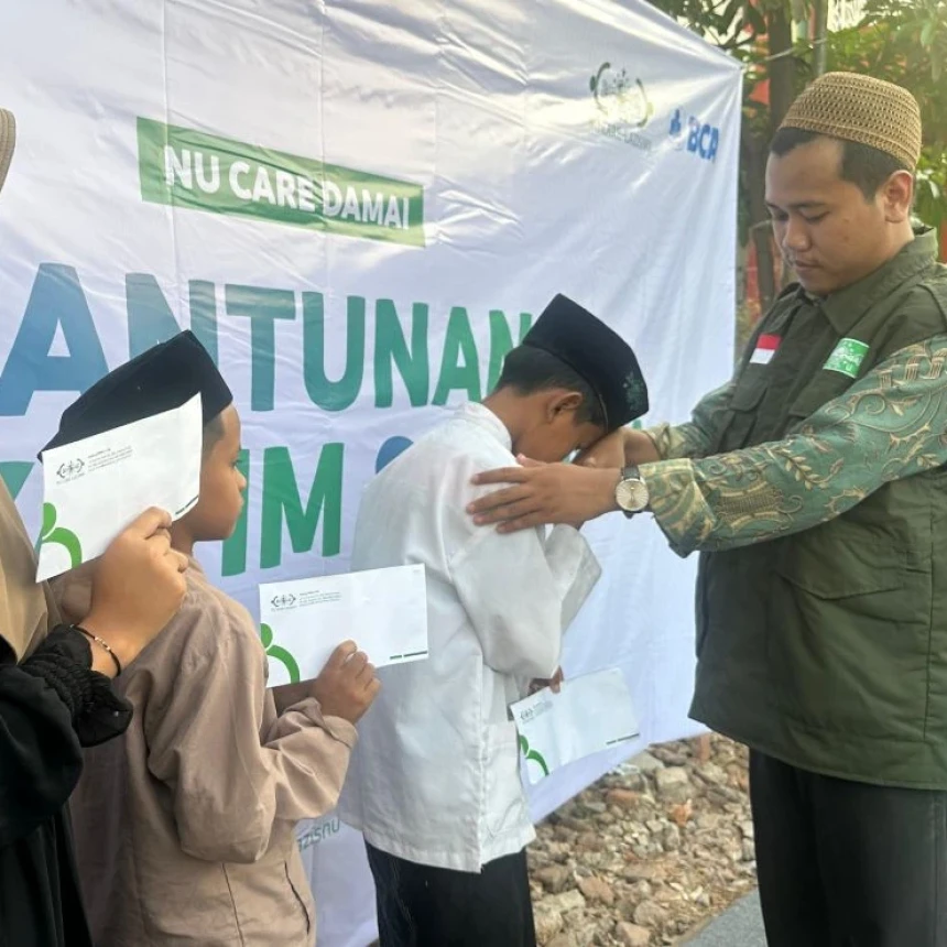 Penyerahan Ratusan Santunan NU Care-LAZISNU di Arena Muktamar Ke-35 NU