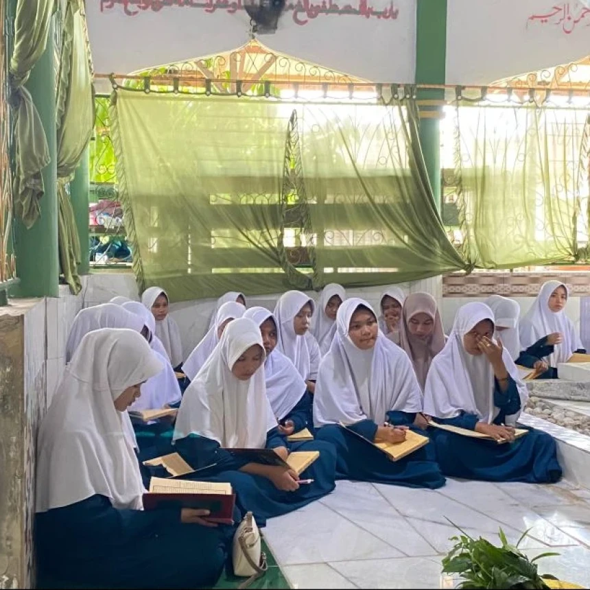 Tempuh 100 Kilometer, Ratusan Santriwati Mambaul Ulum Pidie Jaya Ikuti Tradisi Peuphon Kitab di Aceh Besar