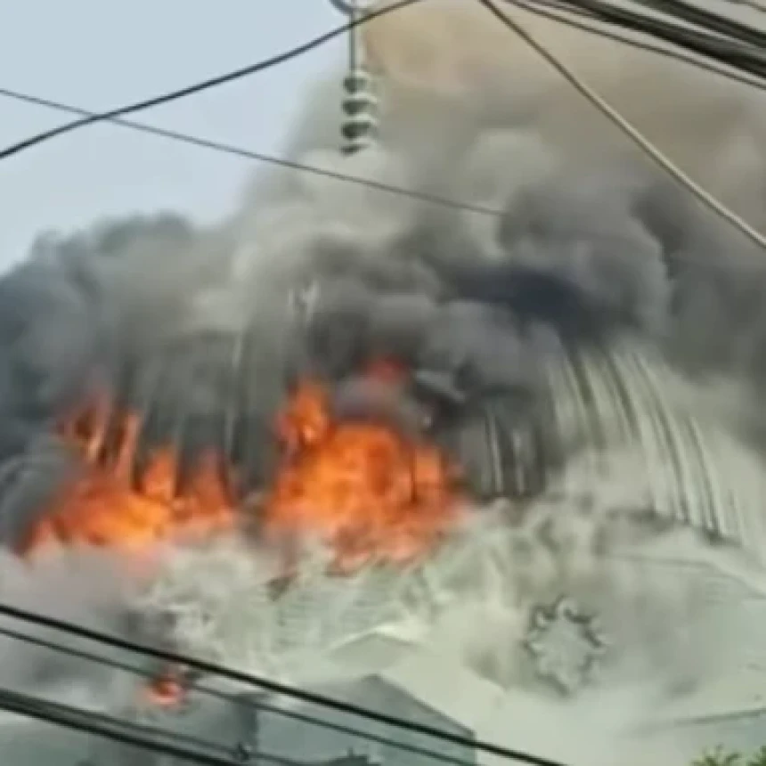 Innalillahi, Api Besar Membakar Kubah Masjid Islamic Center Jakarta
