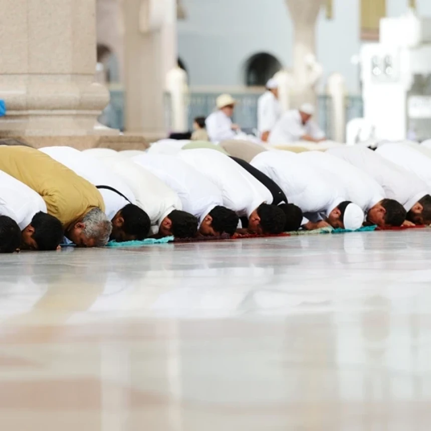 Bagaimana Shalat Jumat Ketika Masjid Penuh Sesak dengan Jamaah?
