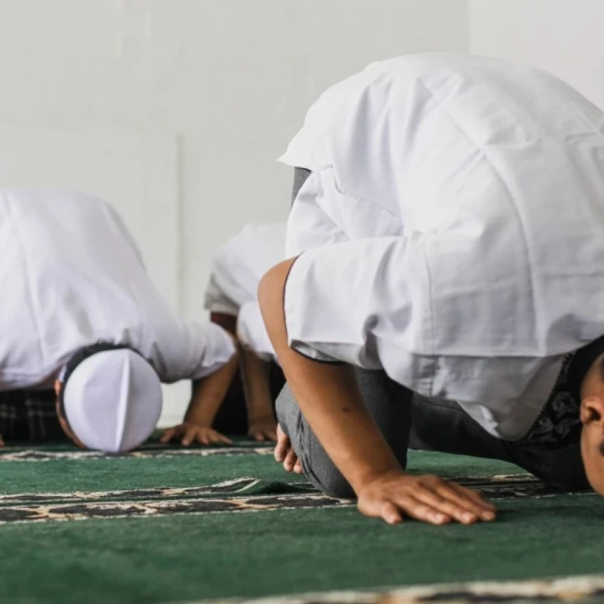 Hukum Shalat Sunah Berjamaah dengan Imam Shalat Fardhu