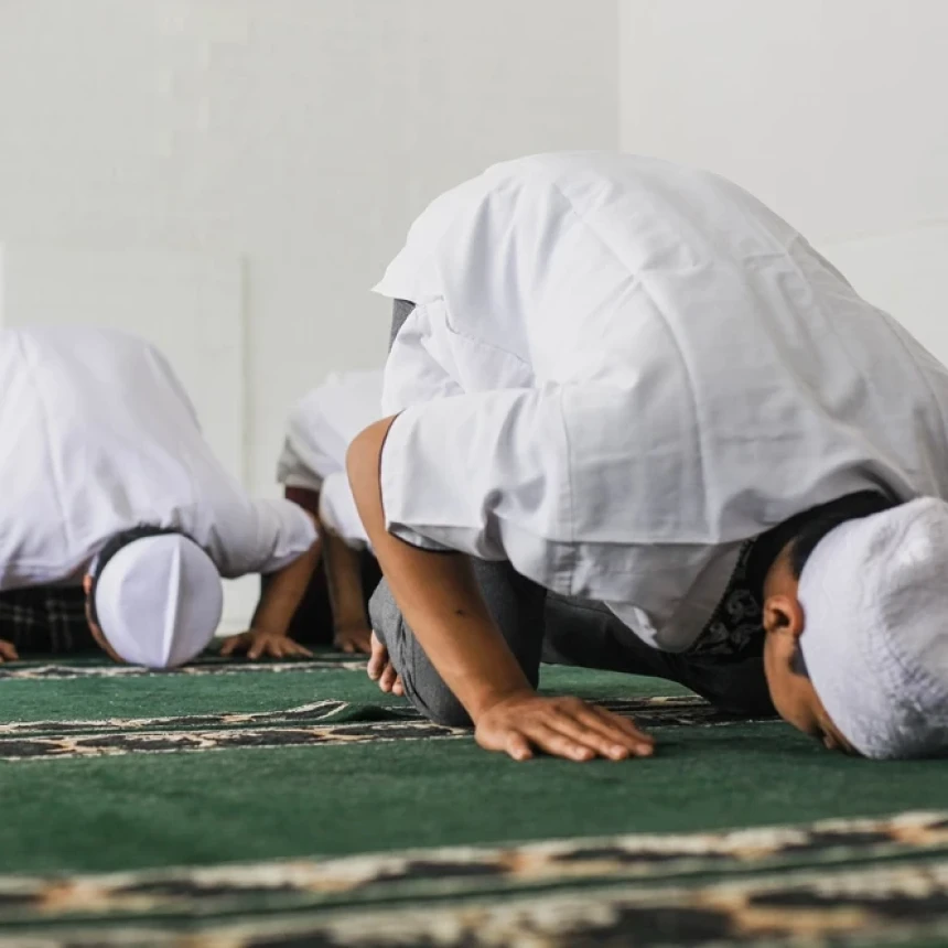 Hukum Shalat Jumat Bagi Musafir, Apakah Tetap Wajib dan Boleh Dijamak?
