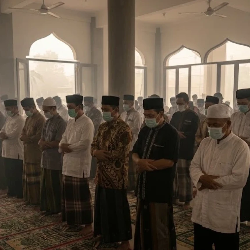 Hukum Shalat Memakai Masker karena Kabut Asap Karhutla