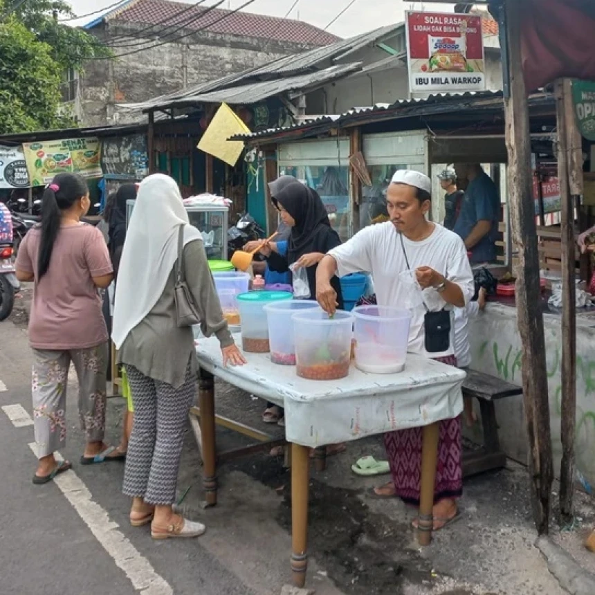 Berburu Takjil Buka Puasa di Jalan KR Widyodiningrat Buaran Jakarta Timur