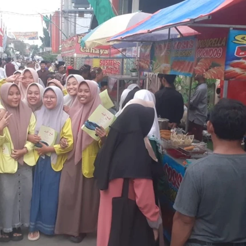 Berburu Takjil di Pasar Ramadhan Pesantren Bahrul Ulum Tambakberas Jombang