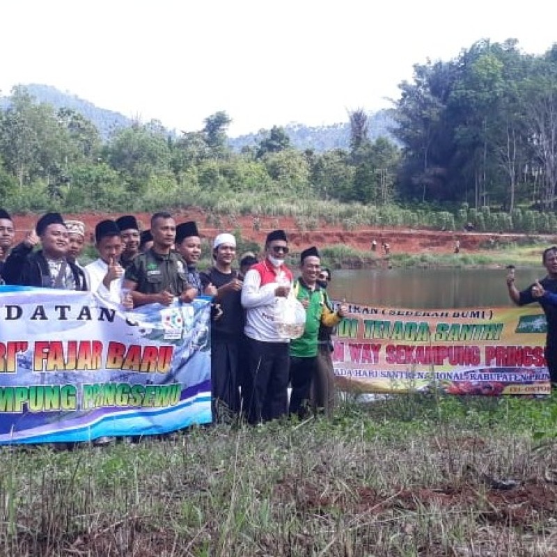 Santri Pringsewu Tanam Pohon dan Tebar Ikan di Telaga Santri