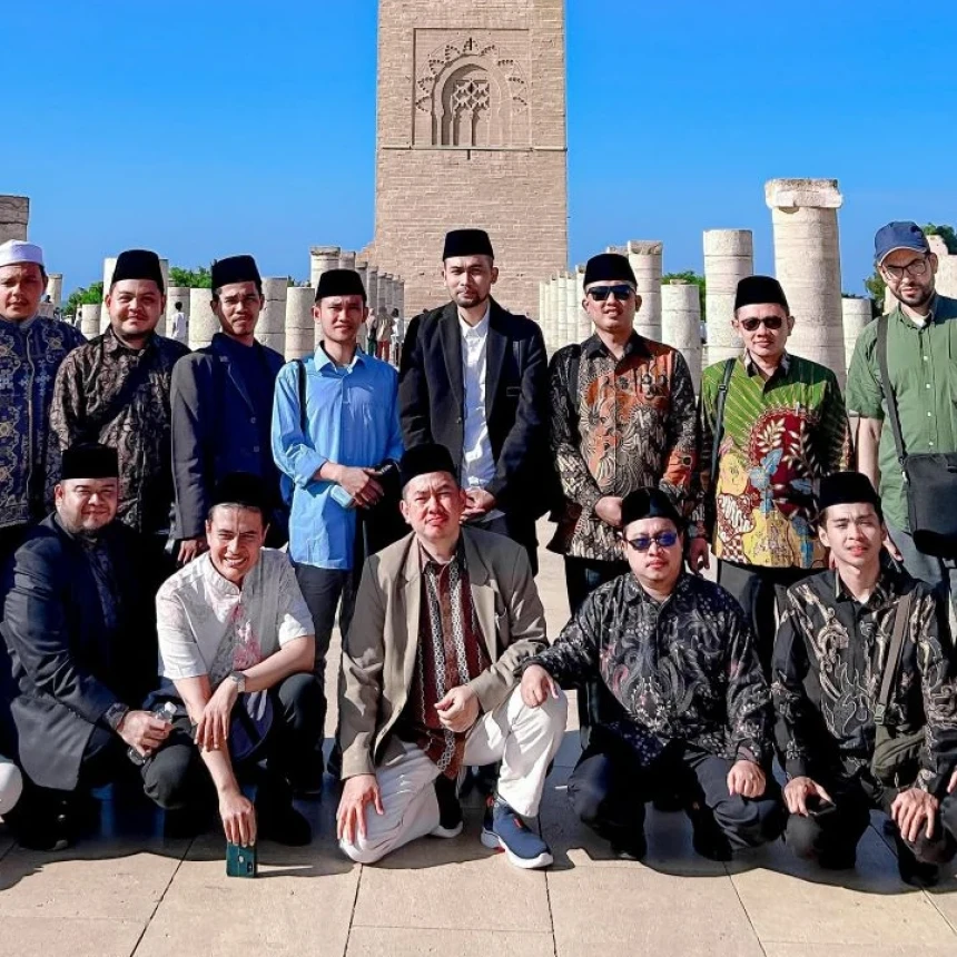 Perluas Wawasan Sejarah, Peserta KTI Maroko Kunjungi Tour Hassan di Rabat