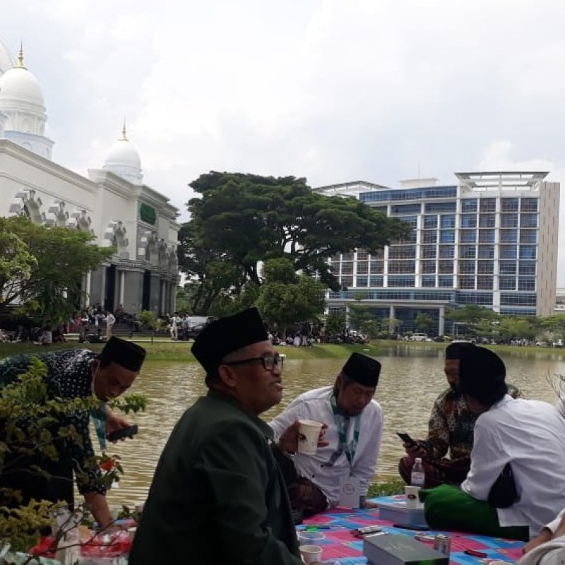 Indahnya Telaga dan Masjid UIN Raden Intan Jadi Spot Santai Muktamirin