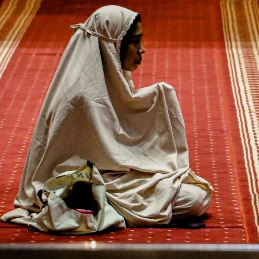 Bolehkah Melintas di Depan Orang yang Sedang Shalat?
