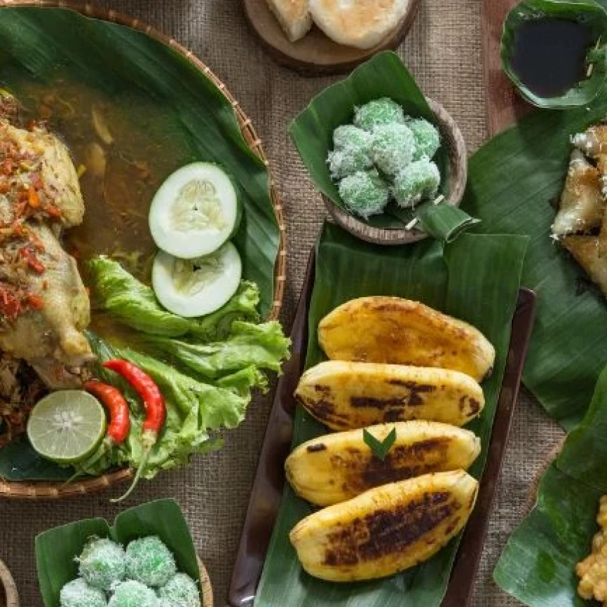 Viral Tradisi Apitan dengan Melempar Makanan: Bagaimana dalam Pandangan Islam?