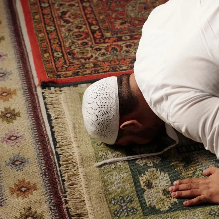 Musafir Bingung Imam Salat Qashar atau Sempurna? Ini Solusinya