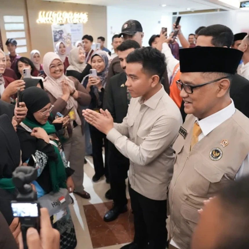 Wapres dan Menhaj Tinjau Jalur Cepat bagi Jamaah Haji di Bandara Juanda