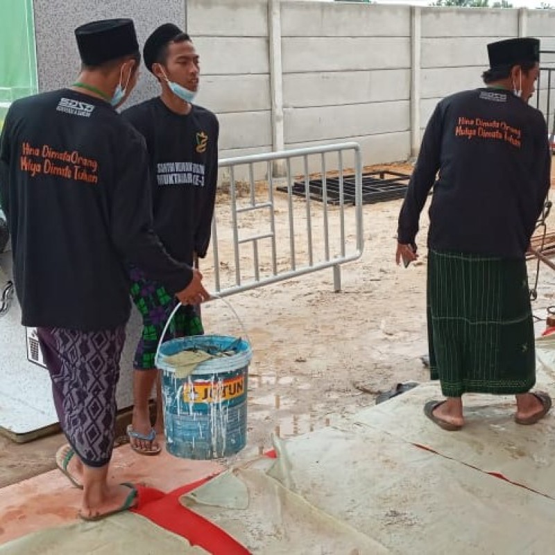 Puluhan Santri Darussa'adah Lakukan Operasi Semut untuk Kebersihan Area Muktamar