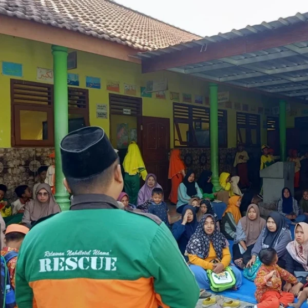 Bentuk Karakter Sadar Lingkungan, LPBINU Mojokerto Gelar Kegiatan Tukar Sampah dengan Minyak di Madrasah Ibtidaiyah