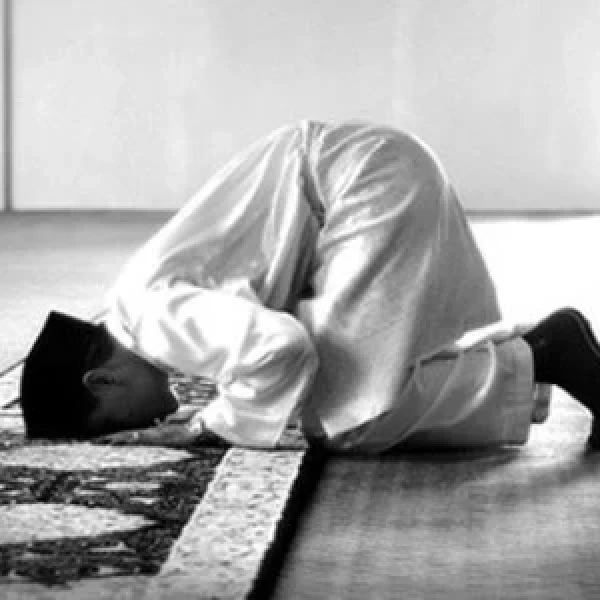 Apakah Sah Shalatnya, Ketika Sujud Menggunakan Kaca Mata?