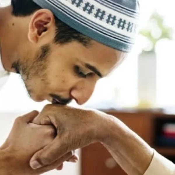 Khutbah Jumat: Perintah untuk Berbakti kepada Kedua Orang Tua