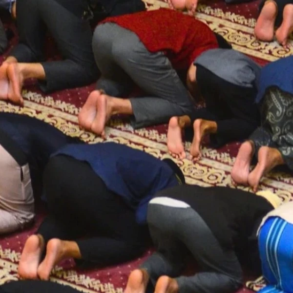Bolehkah Shalat Mengenakan Kaos Kaki?