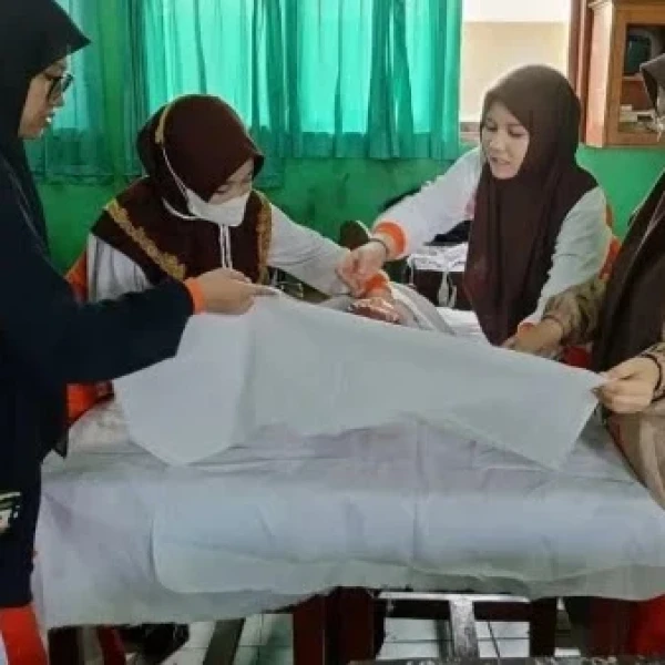 Apakah Batal Wudhunya Laki-Laki yang Menyentuh Mayit Perempuan