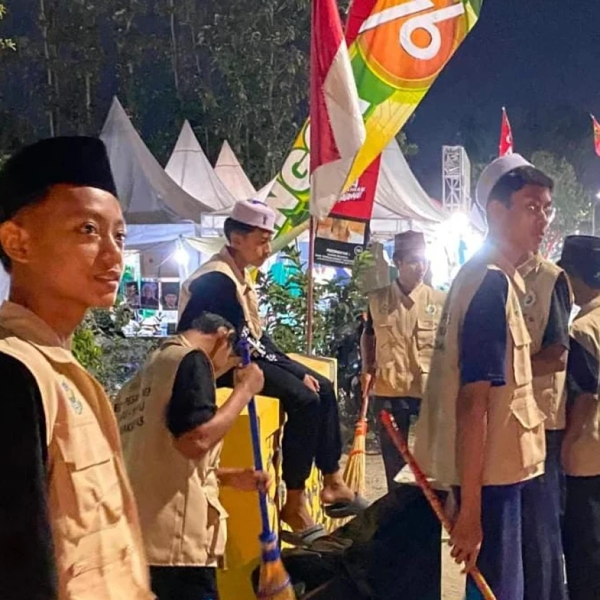Gerak Cepat Santri Bersihkan Sampah di Arena Muktamar NU Tambakberas