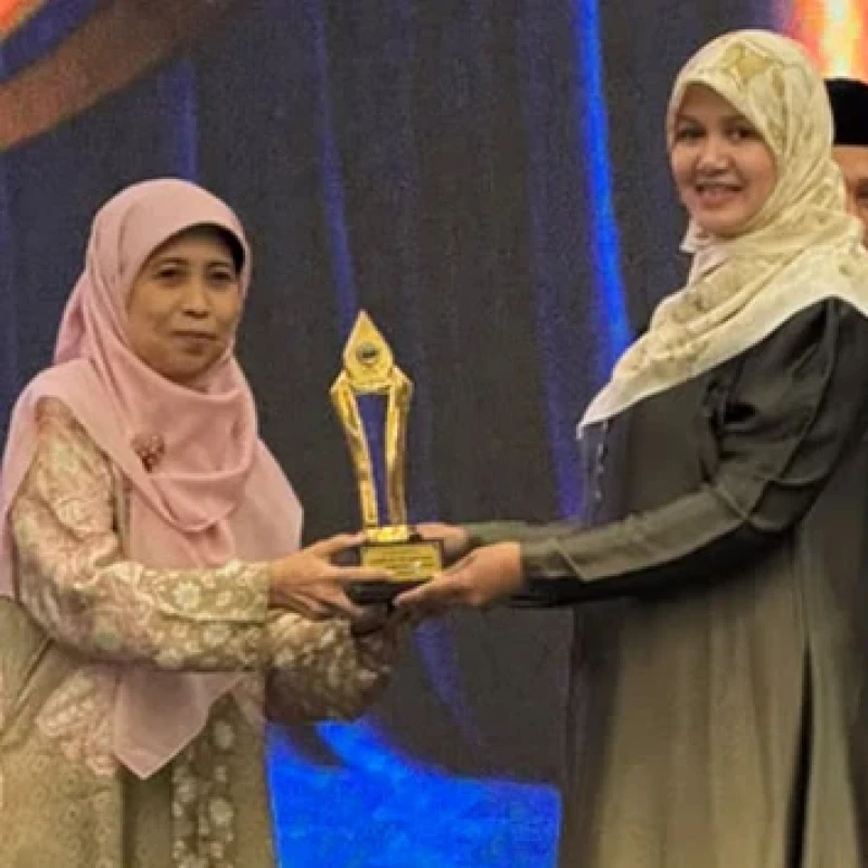 A'wan PBNU Nyai Hj Badriyah Fayumi Raih Santri of The Year 2026