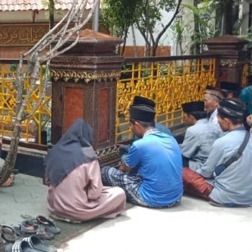 Jelang Ramadhan, Santri TPQ Turut Ziarahi Makam KH M Hasyim Asy'ari dan Gus Dur