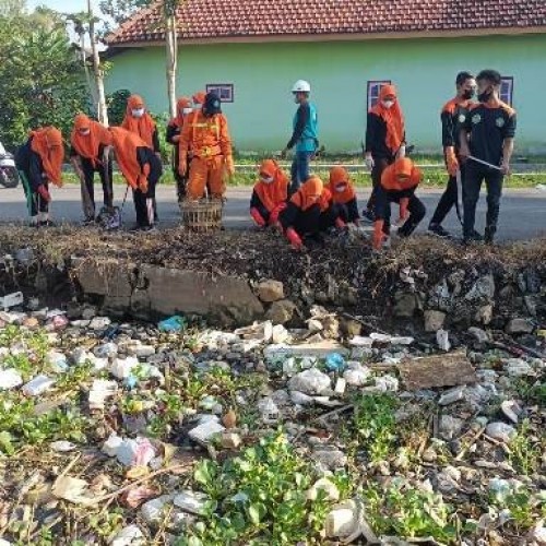Jelang Hari Air Sedunia, Pelajar NU di Sidoarjo Bersih-bersih Sungai