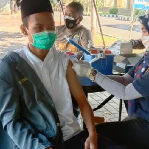 Ratusan Pelajar NU Sukseskan Vaksinasi  di Mapolres Tuban
