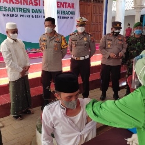 Serentak se-Indonesia, Vaksinasi Santri juga Digelar di Sampang