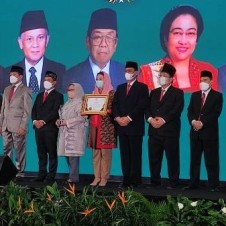 Gus Dur Terima Anugerah Bapak Amil Zakat Indonesia dari Baznas