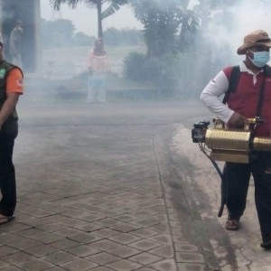 Bantu Warga, LPBINU Mojokerto Lakukan Fogging Cegah Chikungunya